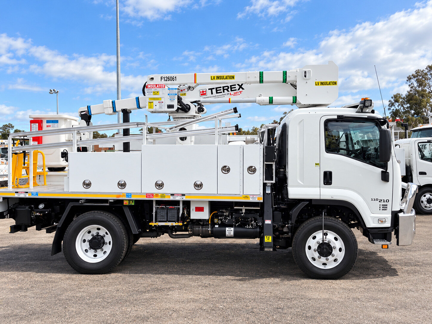 Side profile of the 2024 Isuzu Terex LT40 insulated EWP truck