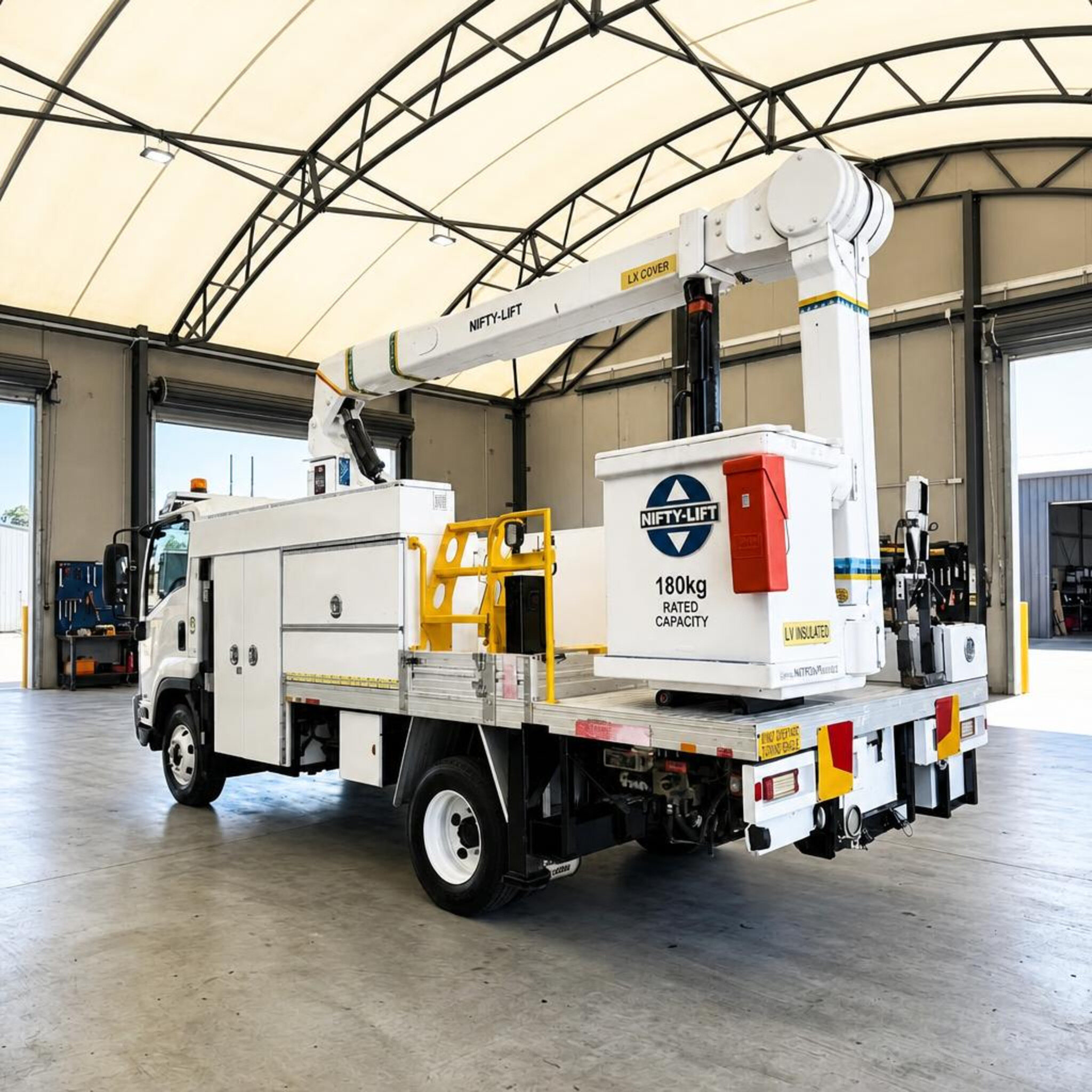 13m Isuzu cherry picker truck for electrical and utility work